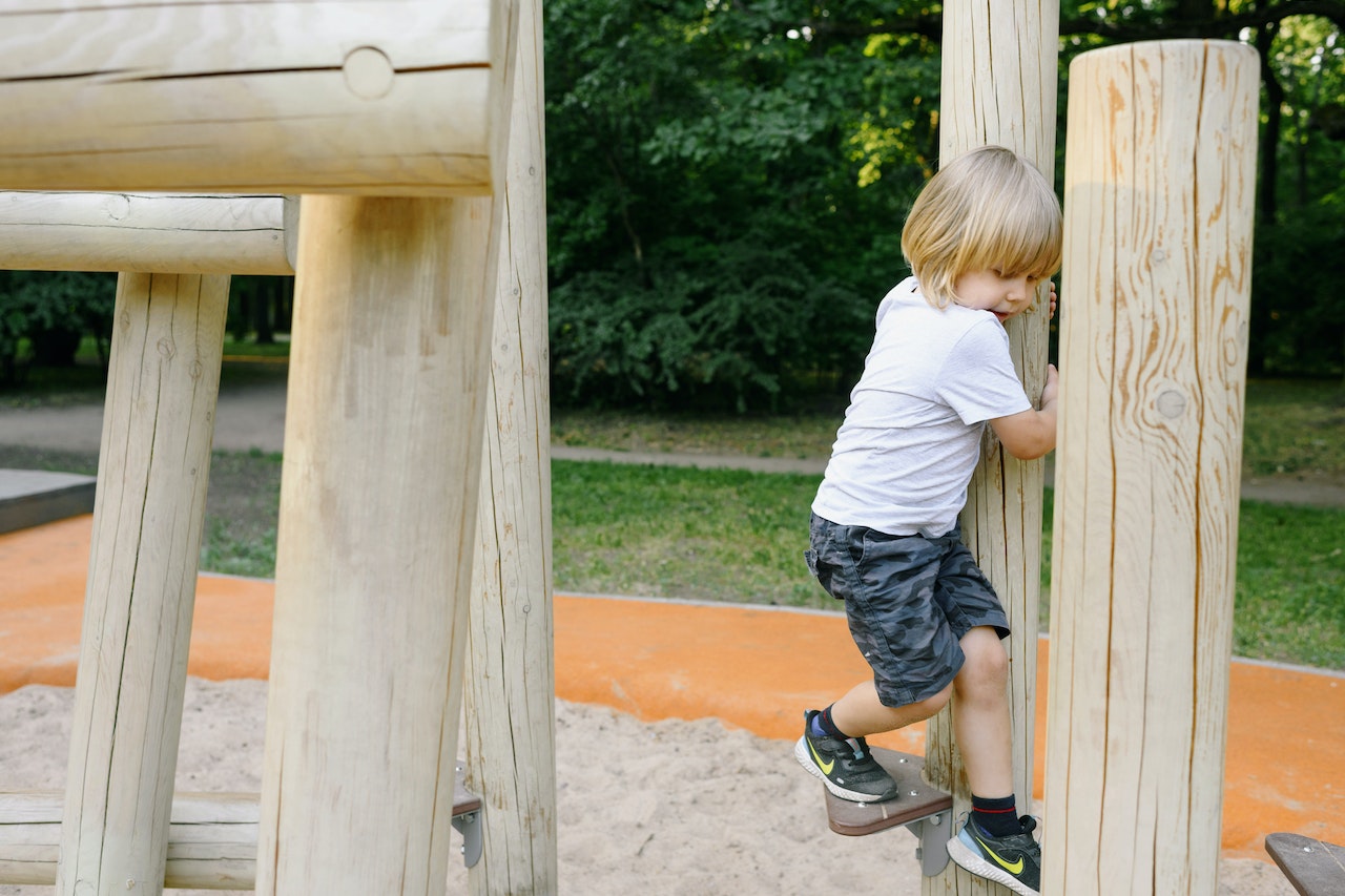 Drewniany plac zabaw do ogrodu. Czy warto w niego inwestować?