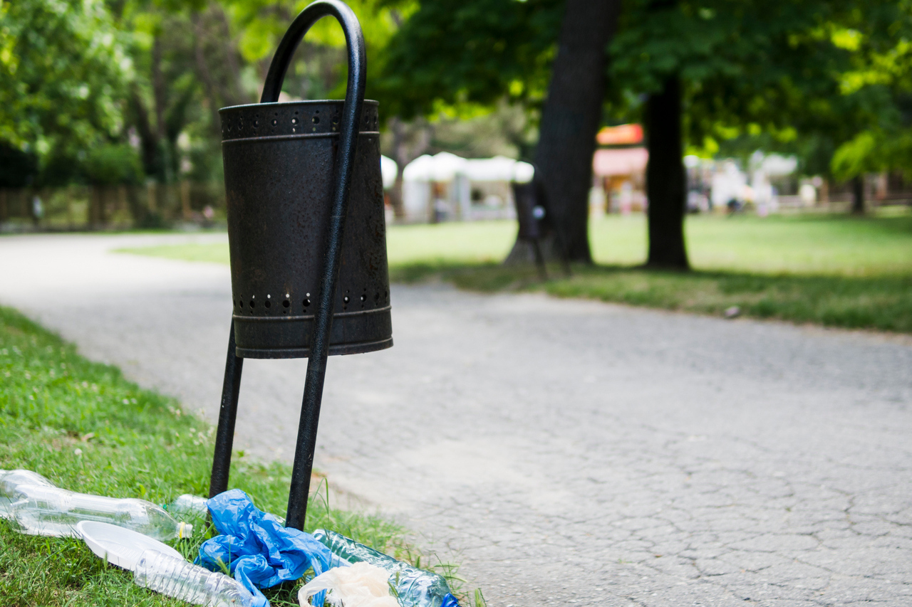 publiczny kosz na smieci
